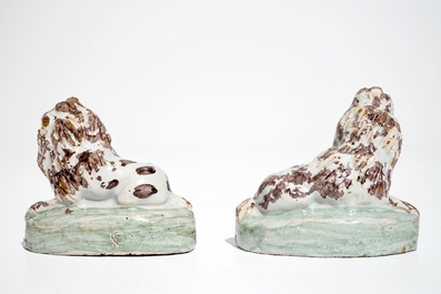 Une paire de chiens en fa&iuml;ence de Bruxelles polychrome, 18&egrave;me