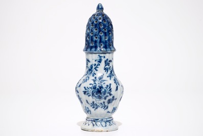 Un saupoudroir en fa&iuml;ence de Delf bleu et blanc &agrave; d&eacute;cor floral, 18&egrave;me