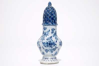 Un saupoudroir en fa&iuml;ence de Delf bleu et blanc &agrave; d&eacute;cor floral, 18&egrave;me
