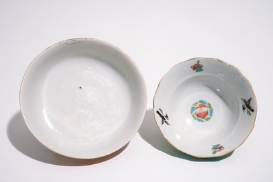 Un vase aux dragons en porcelaine de Chine famille verte et deux bols polychromes, 19&egrave;me