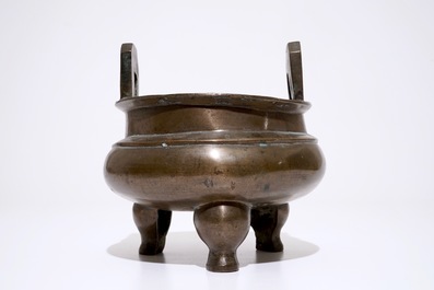 Een grote Chinese bronzen &quot;Ding&quot; ketel op drie poten, Ming