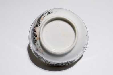 Een Chinese grisaille, vergulde en ijzerrode kop en schotel met romantisch decor, Qianlong