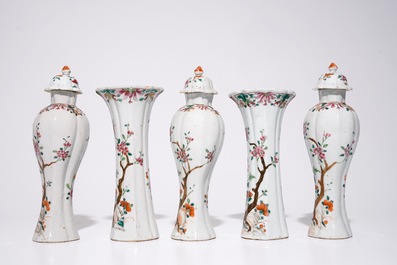 Een vijfdelig Chinees famille rose kaststel met floraal decor, Qianlong