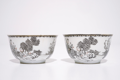 Une assiette en porcelaine de Chine grisaille avec Luohan et un tigre et deux tasses et soucoupes, Qianlong