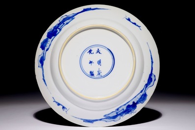 Une assiette en porcelaine de Chine bleu et blanc &agrave; d&eacute;cor de &quot;dames longues&quot; dans un jardin, Kangxi