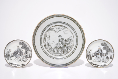 Une assiette en porcelaine de Chine grisaille avec Luohan et un tigre et deux tasses et soucoupes, Qianlong