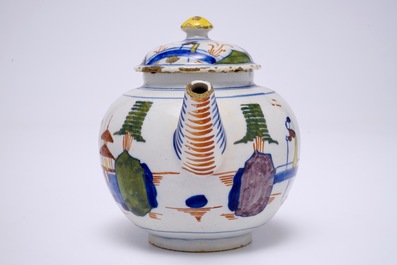 Een polychrome Delftse chinoiserie theepot met deksel, 18e eeuw&nbsp;