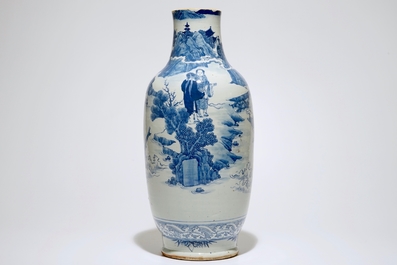 Un vase en porcelaine de Chine bleu et blanc avec Liu Hai et le crapaud, 19&egrave;me
