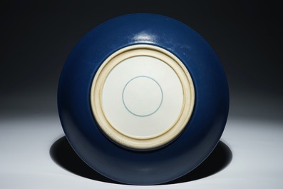 Een Chinese monochrome blauwe schotel, Kangxi