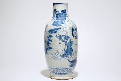 Un vase en porcelaine de Chine bleu et blanc avec Liu Hai et le crapaud, 19&egrave;me