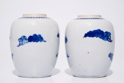 Une paire de pots &agrave; gingembre en porcelaine de Chine bleu et blanc et trois assiettes bleu et blanc diverses, 18/19&egrave;me