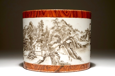 Un pot &agrave; pinceaux en porcelaine de Chine grisaille et faux bois, marque de Qianlong, 20&egrave;me