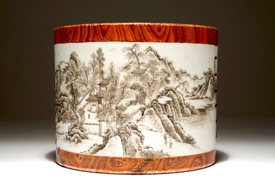 Een Chinese grisaille en faux bois penseelpot, Qianlong merk, 20e eeuw