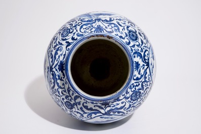 Un grand vase de forme balustre en porcelaine de Chine bleu et blanc &agrave; d&eacute;cor de personnages, Ming, Wanli