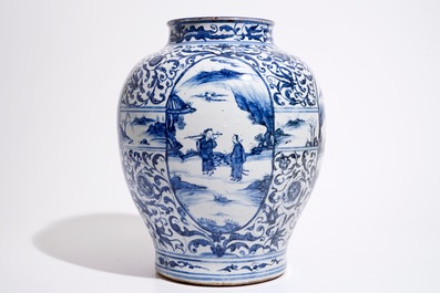 Een grote Chinese blauw-witte balustervormige vaas met figuratief decor, Ming, Wanli