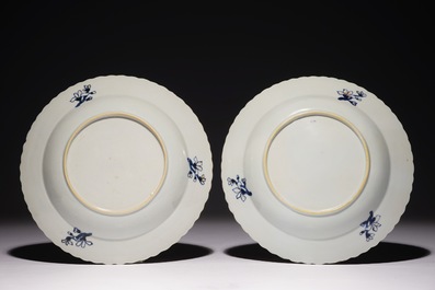 Une paire d'assiettes profondes en porcelaine de Chine &agrave; d&eacute;cor pseudo feuille de tabac, Qianlong