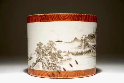 Un pot &agrave; pinceaux en porcelaine de Chine grisaille et faux bois, marque de Qianlong, 20&egrave;me