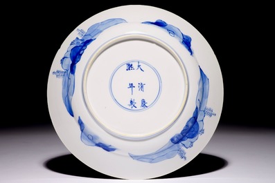 Een Chinees blauw-wit bord met figuren in een tuin, Kangxi&nbsp;merk en periode