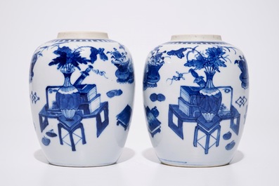 A pair Chinese blue and white ginger jars and three various blue and white floral plates, 18/19th C.