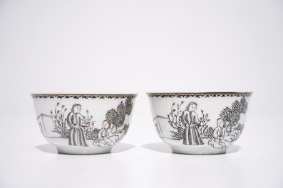 Une assiette en porcelaine de Chine grisaille avec Luohan et un tigre et deux tasses et soucoupes, Qianlong