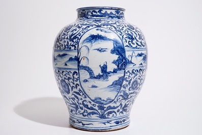 Een grote Chinese blauw-witte balustervormige vaas met figuratief decor, Ming, Wanli