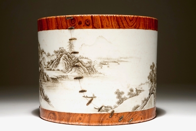 Un pot &agrave; pinceaux en porcelaine de Chine grisaille et faux bois, marque de Qianlong, 20&egrave;me