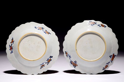 Une paire d'assiettes en porcelaine de Chine &agrave; d&eacute;cor feuille de tabac, Qianlong