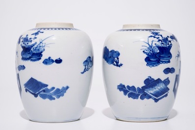 Une paire de pots &agrave; gingembre en porcelaine de Chine bleu et blanc et trois assiettes bleu et blanc diverses, 18/19&egrave;me