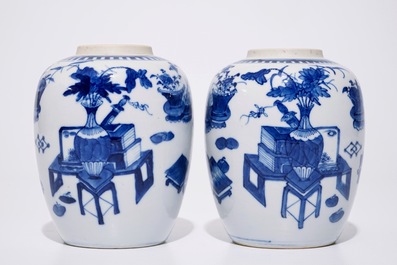 Een paar Chinese blauw-witte gemberpotten en drie diverse blauw-witte florale borden, 18/19e eeuw