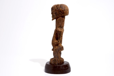 Une f&eacute;tiche Songye en bois sculpt&eacute; sur socle en bois, R.D. Congo, 1&egrave;re moti&eacute; du 20&egrave;me