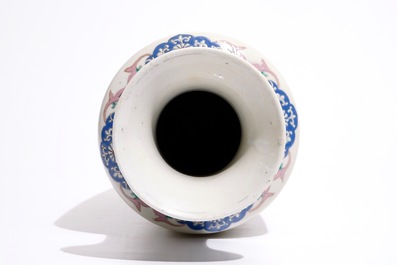 Un vase rouleau en porcelaine de Chine famille rose de style Yongzheng, d&eacute;but du 19&egrave;me