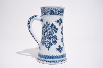 A Dutch Delft blue and white mug with lotus scrolls in Ming-style, late 17th C.