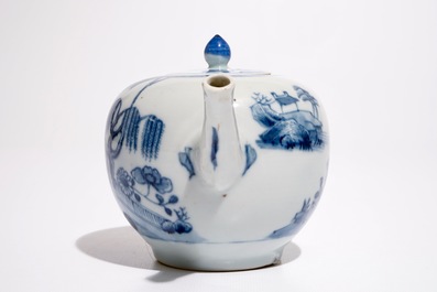 Une th&eacute;i&egrave;re en porcelaine de Chine bleu et blanc &agrave; d&eacute;cor d'un paysage, Qianlong