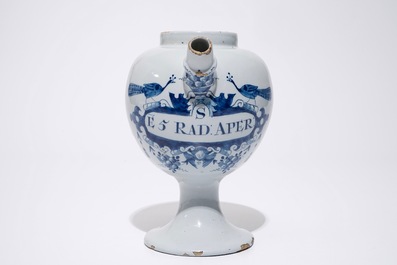 Een blauw-witte Delftse siroopkan &quot;E5:Rad:Aper:&quot;, 18e eeuw
