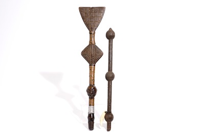 Twee ceremoni&euml;le houten staffen en een pijp, Luba en Bakongo, D.R. Congo, 1e helft 20e eeuw