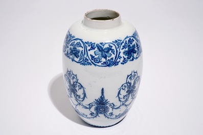 Een blauw-witte Delftse pot met ornamentaal chinoiseriedecor, eind 17e eeuw