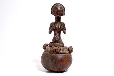 Een vrouwelijke Luba figuur op kalebas, D.R. Congo, midden 20e eeuw