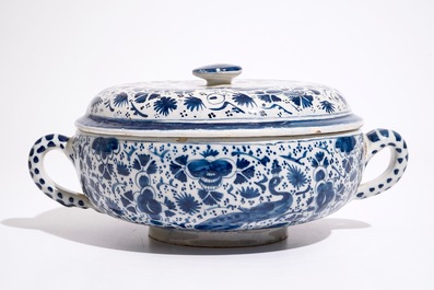 Een blauw-witte Delftse brandewijnkom met floraal decor met pauwen, begin 18e eeuw