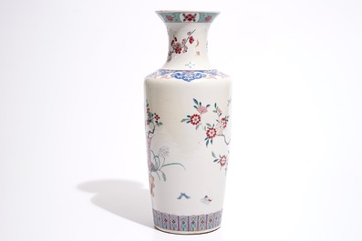 Un vase rouleau en porcelaine de Chine famille rose de style Yongzheng, d&eacute;but du 19&egrave;me