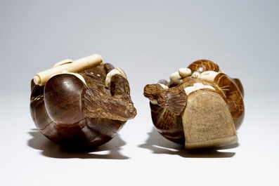 Une paire d'okimonos en bois et ivoire, Japon, Meiji, sign&eacute;