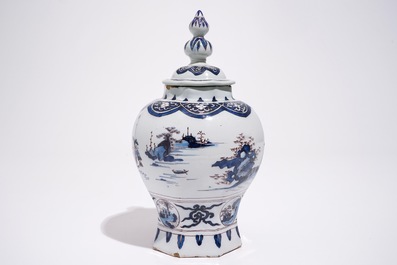 Un vase de forme octogonale en fa&iuml;ence de Delft en bleu et mangan&egrave;se, fin du 17&egrave;me