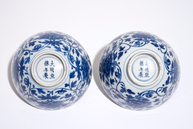 Une paire de bols en porcelaine de Chine bleu et blanc aux rinceaux de pivoine, marque de Chenghua, Ming