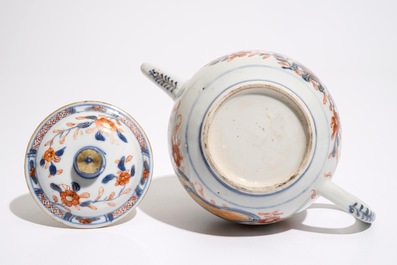 Une th&eacute;i&egrave;re et son couvercle en porcelaine de Chine Imari, Qianlong