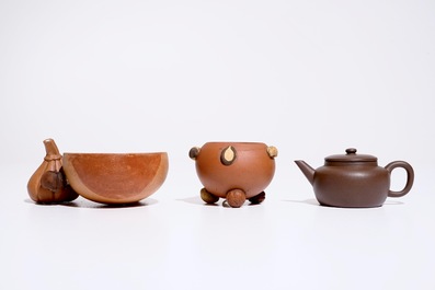 A Chinese Yixing peach-shaped bowl, a round bowl and a teapot with cover, 19/20th C.