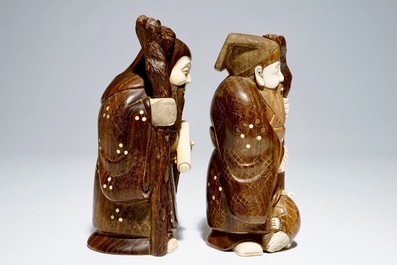 Een paar Japanse okimono in hout en ivoor, Meiji, gesigneerd