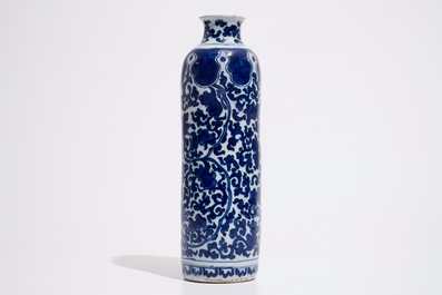 Un vase rouleau en fa&iuml;ence de Delft aux rinceaux de lotus de style Ming, ca. 1700