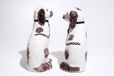 A pair of Staffordshire-style figures of dogs, prob. French pottery, 18/19th C.