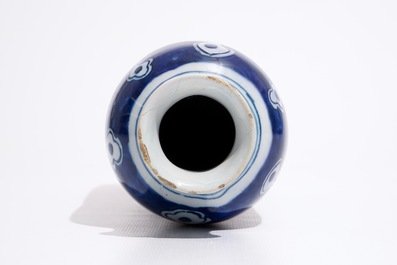 Un vase rouleau en fa&iuml;ence de Delft aux rinceaux de lotus de style Ming, ca. 1700