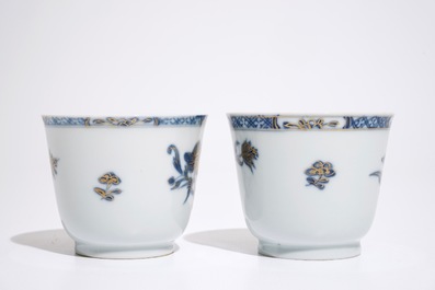 Une paire de tasses et soucoupes en porcelaine de Chine bleu et blanc et dor&eacute;, Qianlong