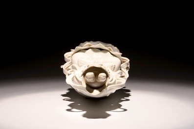 Un mod&egrave;le d'une Guanyin sur une fleur de lotus en blanc de Chine de Dehua, 19/20&egrave;me